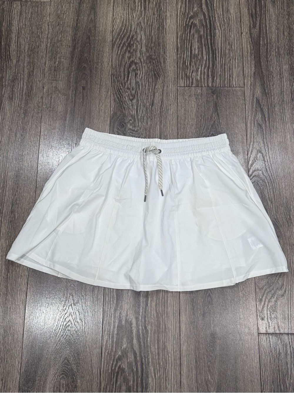 NWOT Vuori White Circle Skort with Drawstring Waist